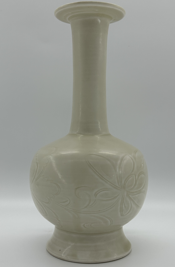 定窑刻花长颈瓶