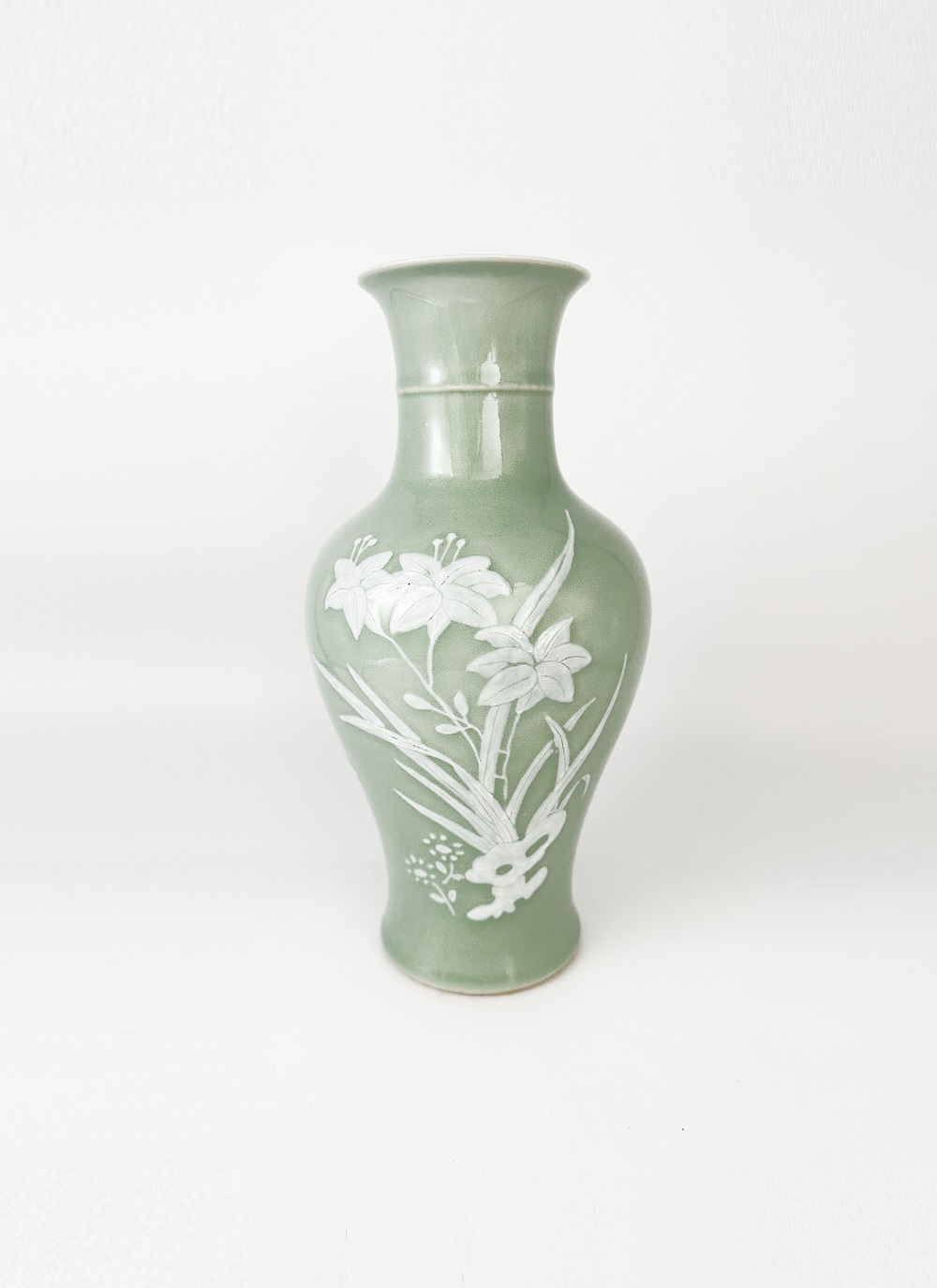 天青釉蘭花弦紋瓶