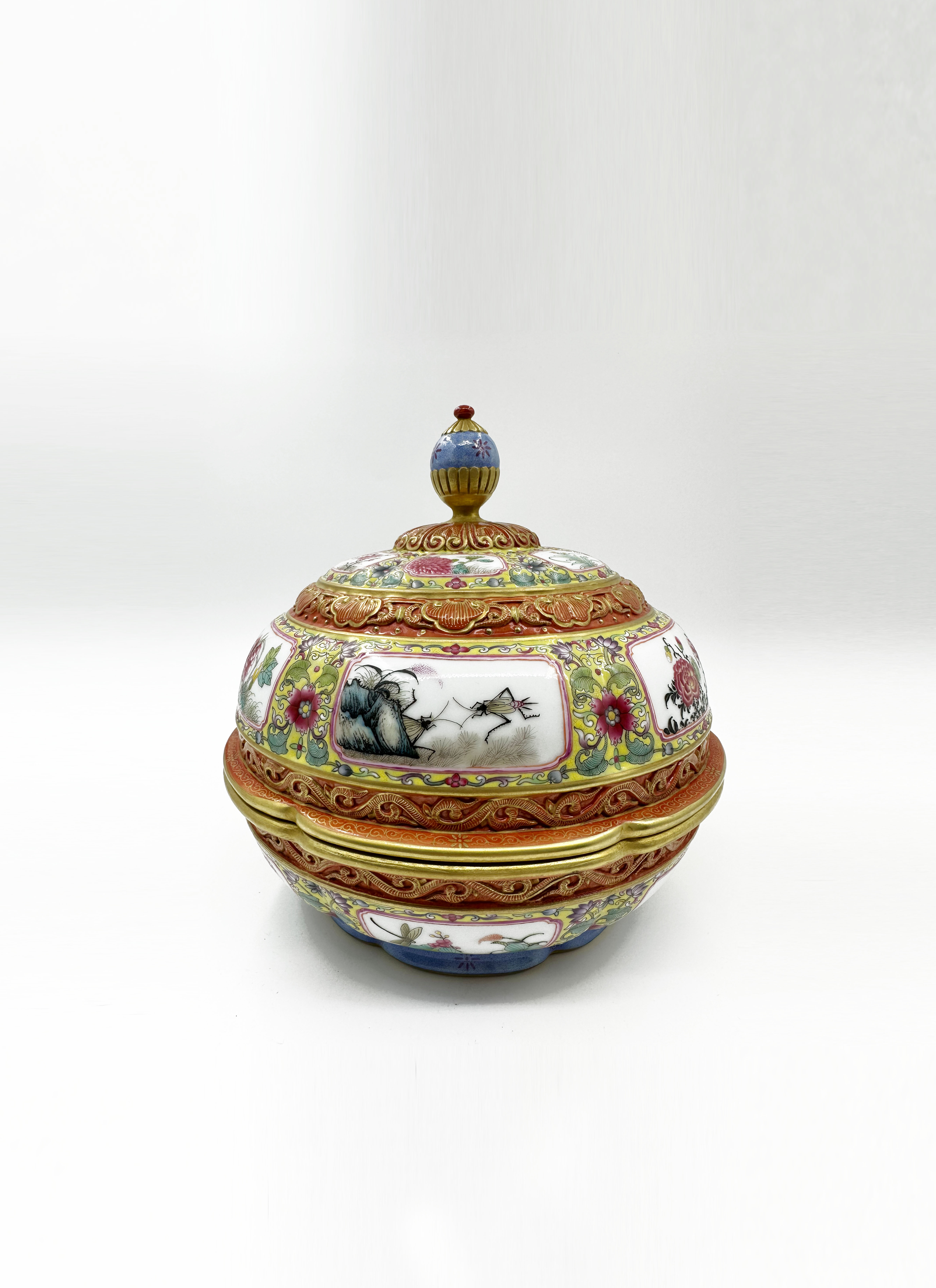 琺琅彩描金開光花卉紋蓋盒