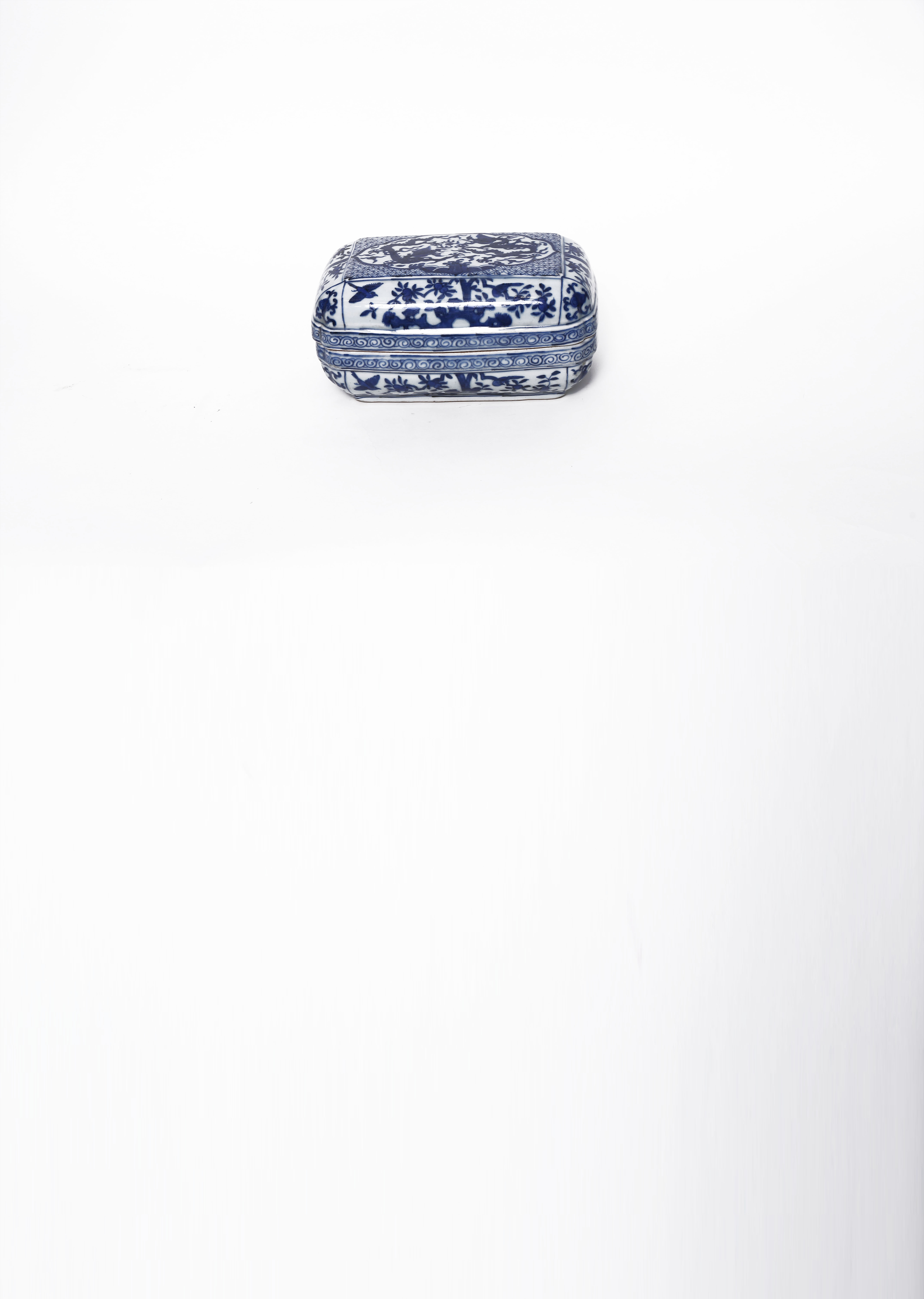 青花龙纹花鸟纹盖盒