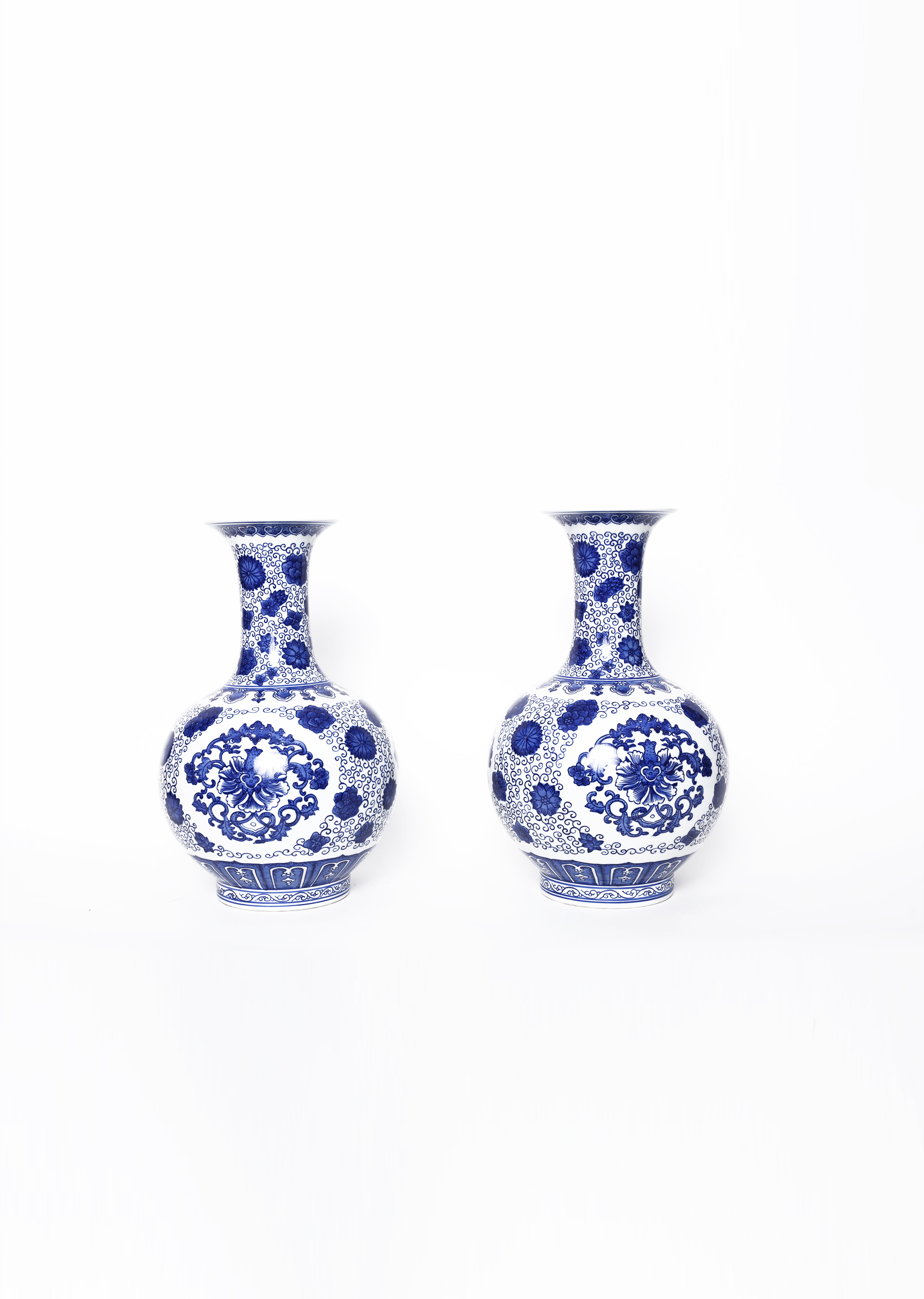 青花花卉纹赏瓶一对